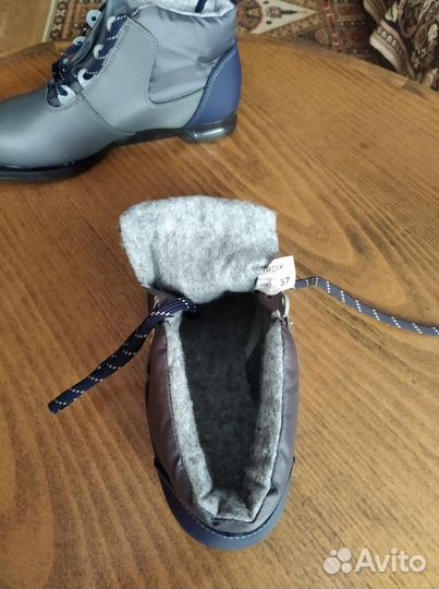 Лыжные ботинки и лыжи с палками новые