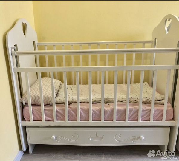 Детская кроватка с маятником и ящиком