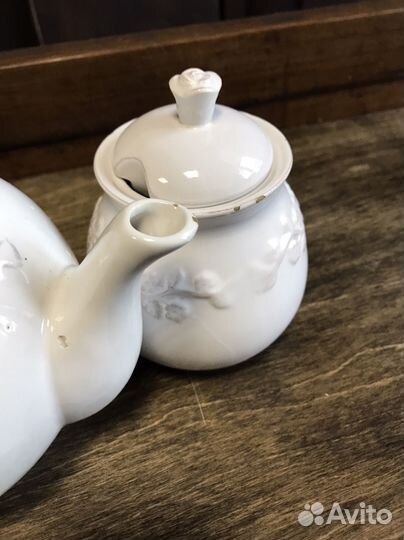 Заварочный чайник и сахарница