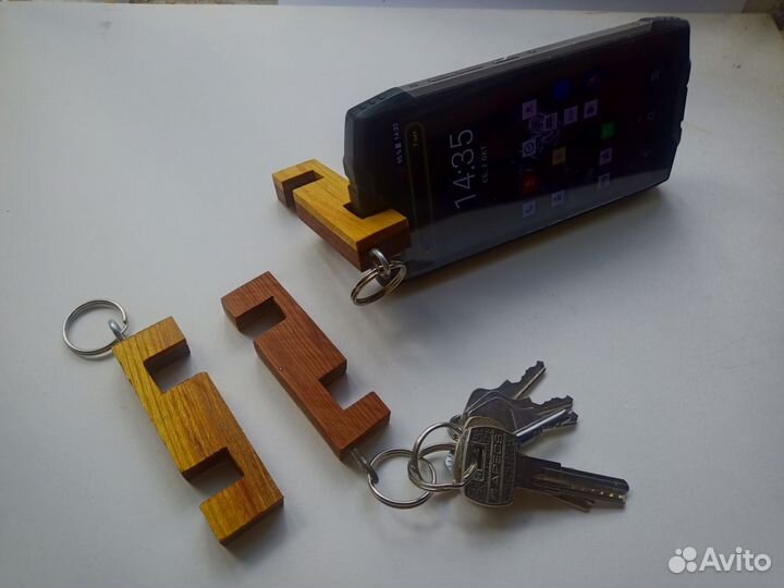 Брелок - подставка для смартфона