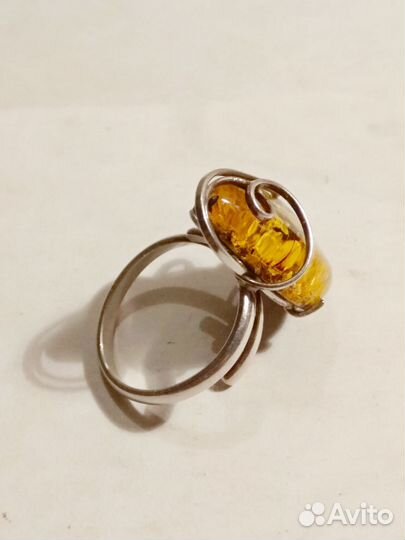 Серебряное кольцо с янтарем