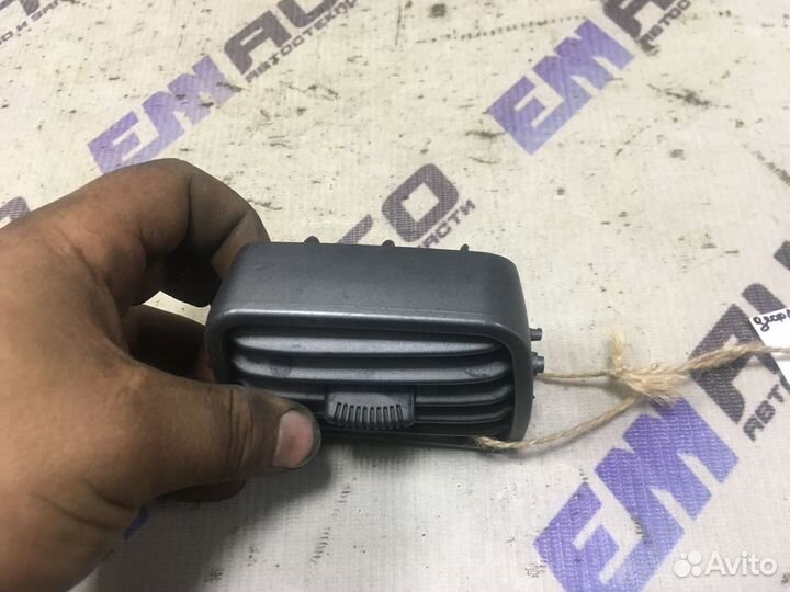 Дефлектор воздушный центр. правый Хендай Акцент 2