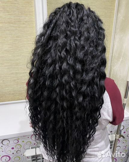 Модель на афрокудри