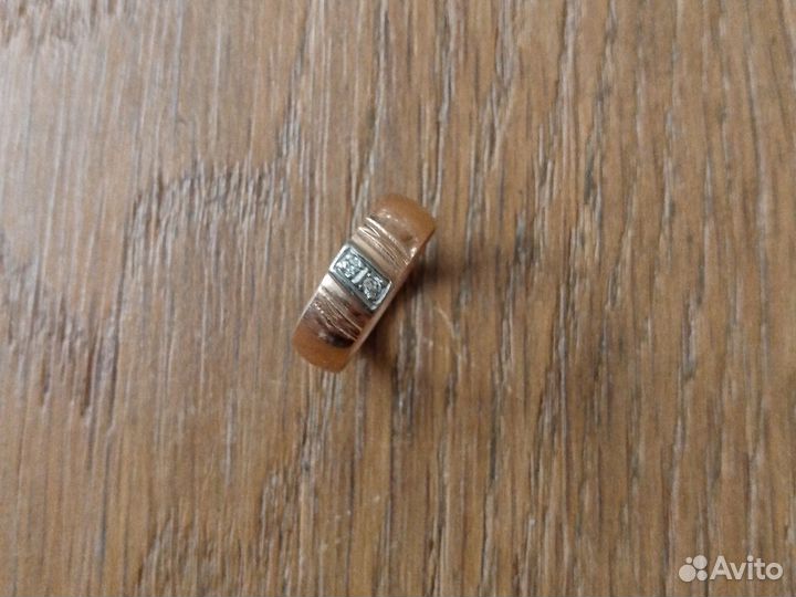 Золотое кольцо с бриллиантом