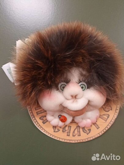 Магнит на холодильник-домовенок