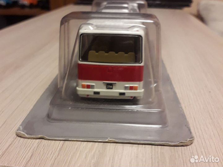 Модель автомобиля 1:72