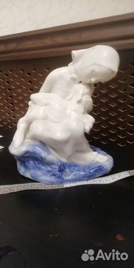 Фигурка фарфор