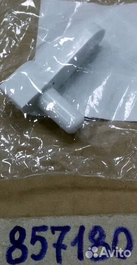 Упор нижний левый холодильника Indesit C00857180