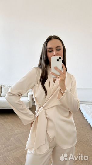 Шелковый костюм кремовый новый