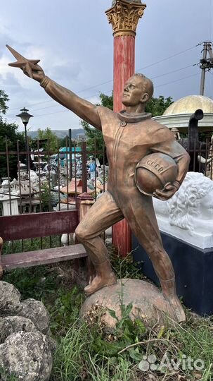 Скульптура парковая - Космонавт Юрий Гагарин