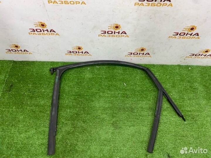 Уплотнитель стекла двери задний правый Audi S-Line