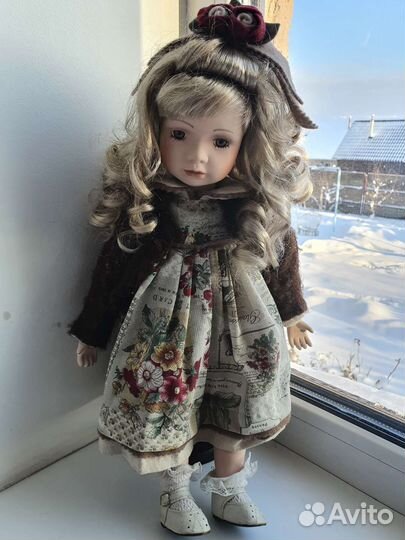 Кукла фарфоровая