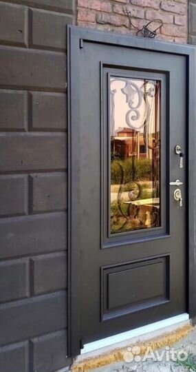 Дверь входная со стеклопакетом и ковкой