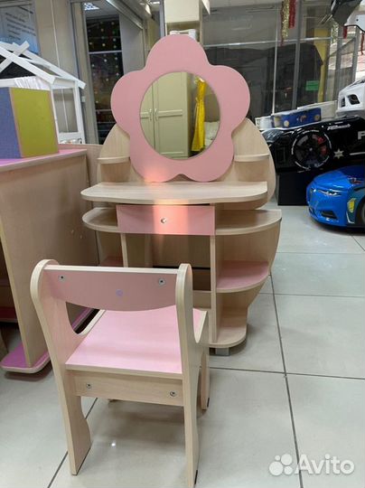 Туалетный столик 