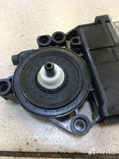 Мотор стеклоподъемника задний правый Hyundai I40