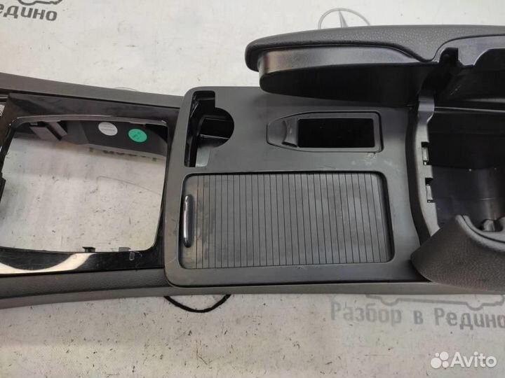 Подлокотник w204 C-class 651.911 2010