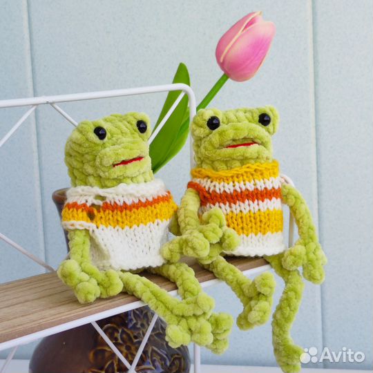Вязаная игрушка лягушка