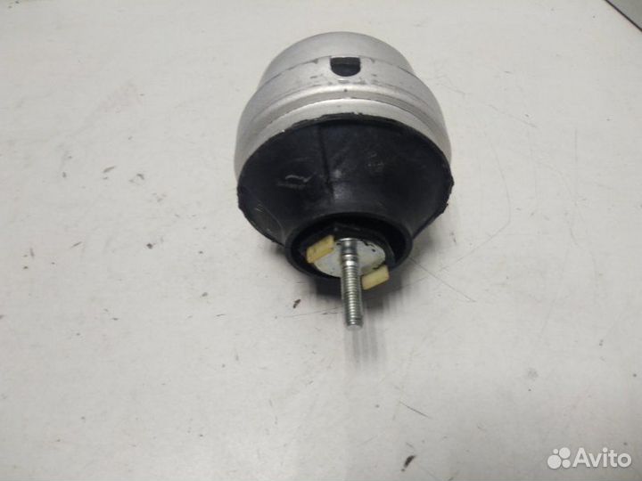 Опора двигателя Volkswagen Passat B5 2000-2005