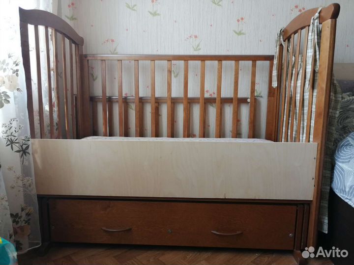 Детская кроватка с маятником