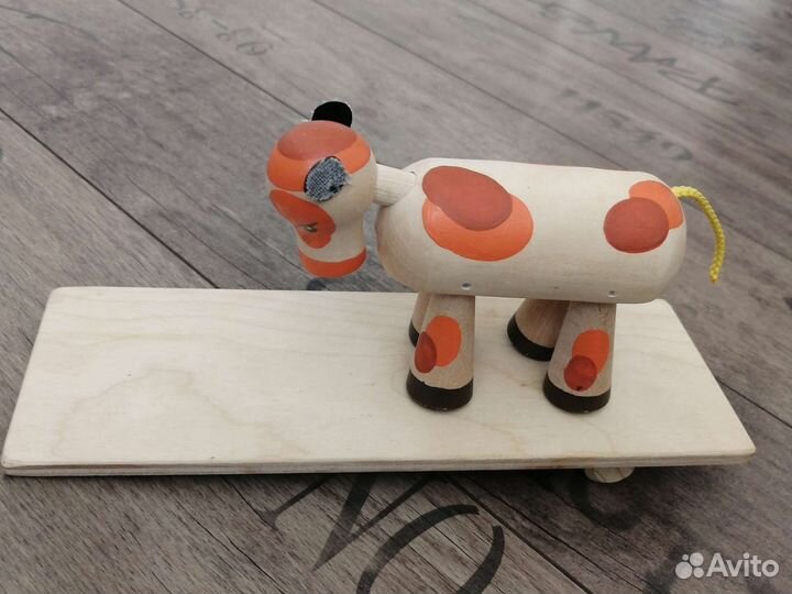 Идёт бычок качается