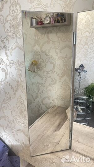 Туалетный столик с зеркалом