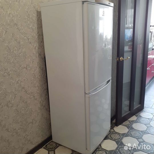 Холодильник indesit в идеальном состоянии