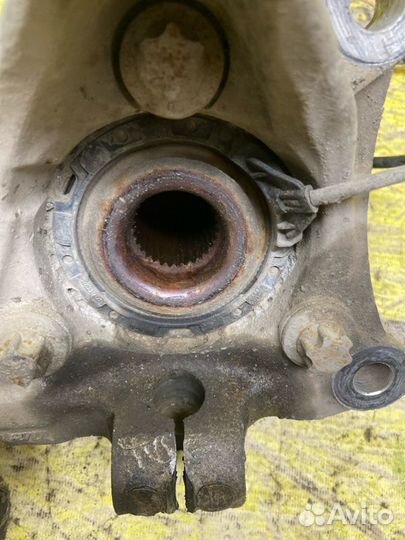 Поворотный кулак передний левый Opel Vectra C