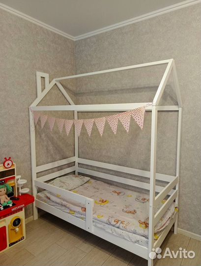 Детская кроватка домик с крышей белый