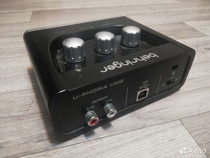 Звуковая карта behringer um2