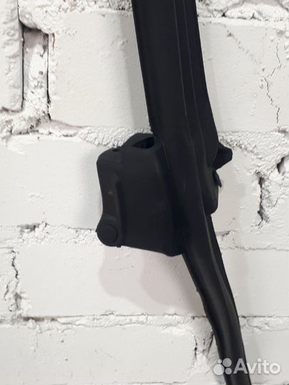 Уплотнитель двери задний правый Toyota Rav4 XA50