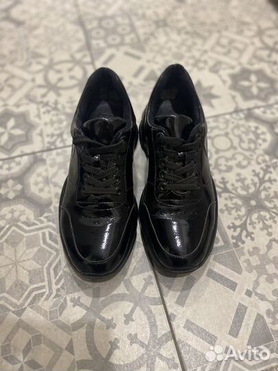 Кроссовки лаковые осенние женские 38