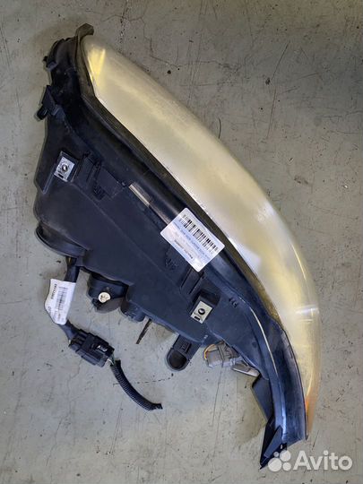 Фара правая 30698854 Volvo XC70 V70 SZ59 SW59 3069