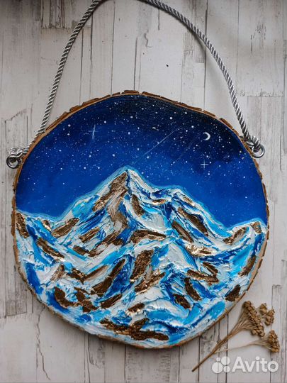 Картина горы с золотой поталью