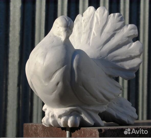 Голубь натуральный мрамор скульптура на могилу