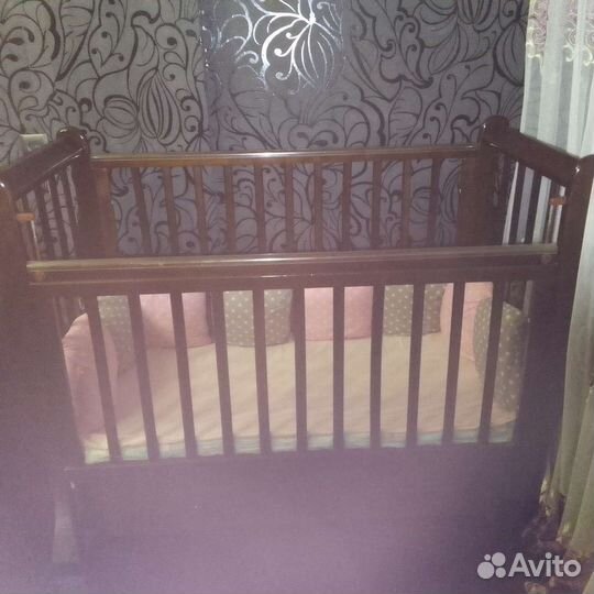 Детская кроватка с маятником