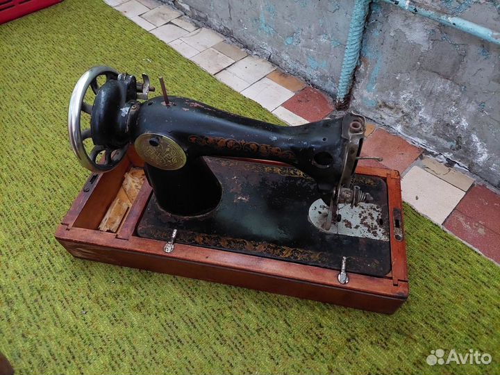 Швейная машина, керосиновая лампа