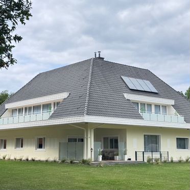 Дом 877,6 м² на участке 23976 м² (Германия)