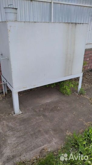 Бак на тонну.из толстого железа с вентелем