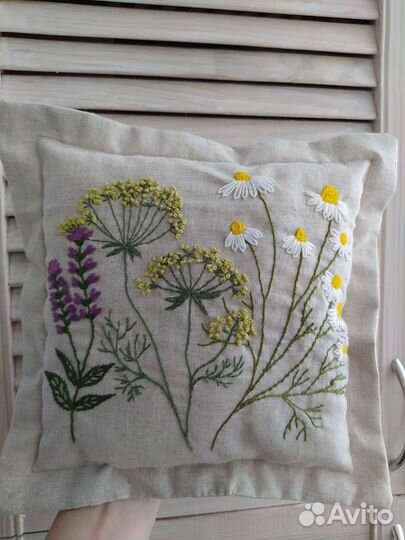Интерьерная подушка с вышивкой
