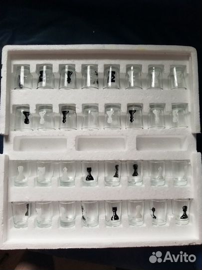 Набор рюмок в виде шахмат с игральной доской