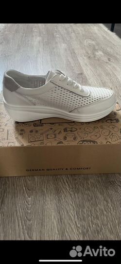 Кроссовки женские новые