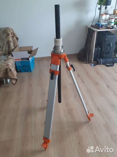 Штатив геодезический с поворотной градусной шкалой