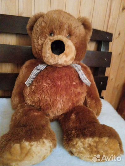 Большой плюшевый медведь