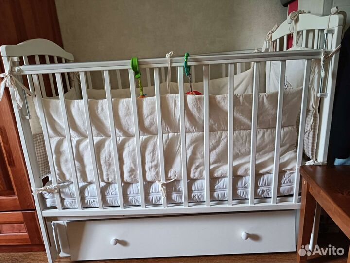 Кроватка с маятником и ящиком + матрас и бортики
