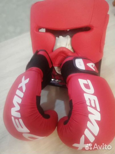 Боксерские перчатки и шлем