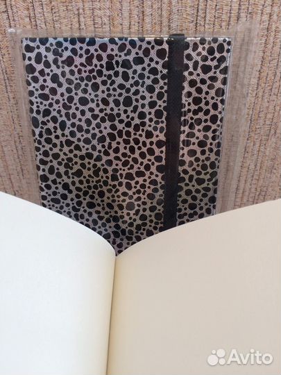 Записные книжки нелинованные разные