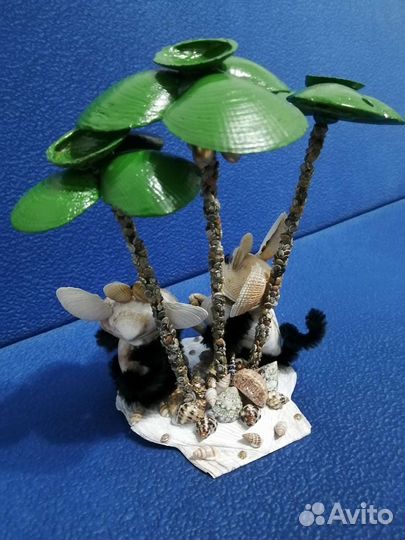 Сувенир обезьянки под пальмой