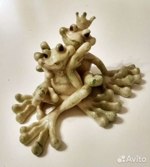 Керамические фигурки лягушек