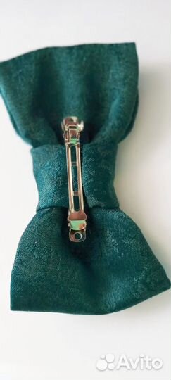 Бант на заколке с вышивкой