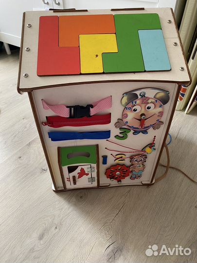 Игрушка Домик деревянный бизиборд бизидом